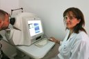 La doctora Elena García-Martín, del servicio de Oftalmología del Hospital Miguel Servet de Zaragoza, que coordina un equipo que estudia en el nervio óptico de pacientes de Alzheimer la evolución de la enfermedad. EFE/Javier Cebollada