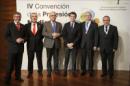 El presidente de la Xunta de Galicia, Alberto Nuñez Feijoo (3d), junto al presidente del Consejo General de Colegios Oficiales de Medicos, Juan José Rodríguez Sendín (3i), entre otros asistentes, durante la clausura la IV Convención de la Profesión Médica, esta tarde en Madrid. EFE