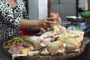 Una mujer vende pollería en un mercado de Hanoi (Vietnam). EFE/Archivo