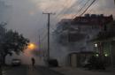 Una nube de insecticida cubre el vecindario Vedado después de que soldados lo aplicaron para matar mosquitos en La Habana, Cuba, el martes 15 de marzo de 2016. Las autoridades están fumigando en un intento por evitar que se extiendan el zika, el chikungunya y el dengue. (Foto AP/Desmond Boylan)