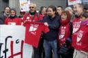 El secretario general de Podemos, Pablo Iglesias (4d), durante la concentración que representantes de la Plataforma de Afectados por la Hepatitis C han realizado hoy frente a la sede del Parlamento Europeo en Bruselas para exigir los medicamentos para el tratamiento. EFE