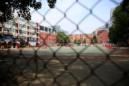 Vista de una pista de atletismo en un colegio de primaria en Pekín (China). Las autoridades de Pekín ordenaron que sean inspeccionadas todas las pistas de atletismo en escuelas de la capital, después de que se hayan registrado varios casos de niños con síntomas de intoxicación tras correr por ellas. EFE/Archivo
