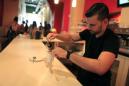 ARCHIVO - En esta imagen del domingo 2 de agosto de 2015, Walter Martin prepara un café en su cafeteria en el barrio colonial de Viejo San Juan, Puerto Rico. (AP Foto/Ricardo Arduengo, Archivo)