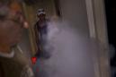 En esta imagen, tomada el 26 de agosto de 2016, un fumigador del gobierno trabaja en la lucha contra los mosquitos en una vivienda de La Habana, Cuba. Seis meses después de que el presidente Raúl Castro le declaró la guerra al zika en Cuba, la campaña nacional de aplicación de insecticidas, monitoreo de síntomas y declaración de cuarentenas parece estar funcionando. (AP Foto/Ramón Espinosa)