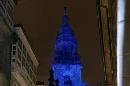 La Torre del Reloj de la Catedral de Santiago de Compostela, iluminada esta noche de azul con motivo del Día Mundial de la Diabetes, dentro de los actos programados por la Sociedad Española de Diabetes (SED). EFE