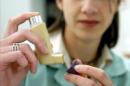 Una empleada de los laboratorios Pharma Brand enseña un inhalador insulínico. EFE/Archivo