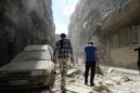 Fotografía tomada el pasado 28 de abril en la que se registró a un par transeúntes al recorrer el lugar de varios ataques aéreos en Alepo (Siria). EFE/Archivo