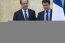 El presidente francés, François Hollande (i), y el primer ministro, Manuel Valls, en el palacio del Elíseo, en París. EFE/Archivo