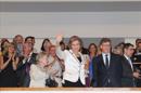 La Reina Sofía saluda durante el concierto benéfico a favor de los proyectos de investigación en alzhéimer que impulsa la fundación que lleva su nombre, que ha presidido hoy en el Auditorio Nacional de Música, y en el que ha recibido el Premio Excelentia por "su decidido apoyo a la cultura y a la música clásica en particular". EFE
