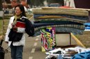 Una doctora desmantela un campamento montado frente a la sede del Ministerio de Salud en la ciudad de Lima (Perú), donde un grupo de médicos estatales permanecía en vigilia y algunos en huelga de hambre desde hace casi un mes. EFE