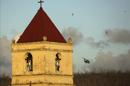 Un helicóptero Sea Hawk del ejército estadounidense pasa cerca del campanario de la iglesia de Balangiga, en la isla de Samar, Filipinas, hoy, lunes 18 de noviembre de 2013. EFEUn helicóptero Sea Hawk del ejército estadounidense sobrevuela la localidad de Balangiga, en la isla de Samar, Filipinas, hoy, lunes 18 de noviembre de 2013. EFEUn helicóptero Sea Hawk del ejército estadounidense sobrevuela la localidad de Balangiga, en la isla de Samar, Filipinas, hoy, lunes 18 de noviembre de 2013. EFE