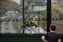 Flores en recuerdo de las víctimas en un puente próximo al lugar del accidente de tren ocurrido en Santiago de Compostela. EFE/Archivo