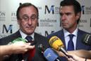 El ministro de Sanidad, Alfonso Alonso (i), y el de Industria, Energía y Turismo, José Manuel Soria, atienden a los medios de comunicación a su llegada al Colegio de Médicos de Las Palmas donde el primero ofreció hoy una conferencia sobre el papel de los profesionales en presente y futuro de la sanidad. EFE