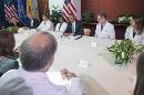 El presidente Barack Obama, al centro, acompañado por doctores de la Universidad Emory y profesionales de la salud habla durante una reunión en la sede de los Centros para el Control y la Prevención de Enfermedades en Atlanta, el martes 16 de septiembre de 2014. (Foto AP/Pablo Martínez Monsivais)