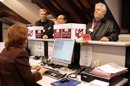 El sindicato de Médicos de Cataluña ha advertido hoy que los recortes en el presupuesto de Salud, que sitúa en un 11 %, repercutirán sobre la calidad de la asistencia, que quedará en una situación crítica, por lo que han entregado 70.000 firmas al Parlament contra de la reducción presupuestaria. EFE