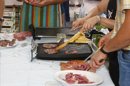 Unas personas cocinan carne de caballo. EFE/Archivo