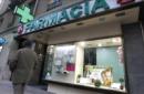 Un hombre camina esta tarde ante una farmacia situada en la madrileña calle de Ríos Rosas. EFE/Archivo