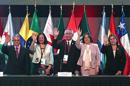 Fotografía cedida por Andina este viernes 4 de abril de 2014, que muestra al presidente del Consejo de Ministros de Perú, René Cornejo (c), la ministra de Salud de Perú, Midori de Habich (2-d), la canciller peruana, Eda Rivas (d), la directora del sector de Asuntos Sociales de la Liga de Estados Arabes, Faeqa Saeed Al Saleh (2-i) y el ministro de Salud de Libia, Nurdeen Abdunaneed Dogman (i), mientras participan en la inauguración de la Primera Reunión de Ministros de Salud de América del Sur y los Países Árabes (ASPA), en Lima (Perú). EFE