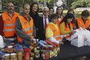 Padre Ángel (c), de "Mensajeros de la Paz", y la delegada de Servicios Sociales del Ayuntamiento de Madrid, Dolores Navarro (centro, i), posan junto a varios voluntarios durante la presentación del Récord Guiness "Mayor Recogida de Alimentos Alimentando Corazones". EFE