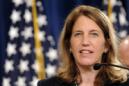En esta imagen del 28 de julio de 2014, la secretaria de Salud y Servicios Sociales, Sylvia Burwell, habla en Washington. Casi ocho millones de personas en tres decenas de estados podrían perder hasta 24.000 millones de dólares al año en subsidios de programas de seguros en un caso de la Corte Suprema que amenaza la ley del presidente Barack Obama, de acuerdo a un informe gubernamental dado a conocer el martes 10 de marzo de 2015. (Foto AP/Susan Walsh, archivo)