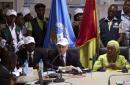 Mohamed Belhocine, centro, un representante de la Organización Mundial de la Salud (OMS), habla durante una breve conferencia de prensa en la ciudad de Conakri, Guinea, el martes 29 de diciembre de 2015. Guinea fue declarada libre de transmisión de ébola, informó el martes la OMS, marcando un hito para el país de África occidental donde hace dos años inició la cadena original de transmisión de esa enfermedad que llevó a la epidemia más grande de la historia. (Foto AP/ Youssouf Bah)