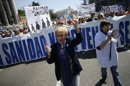 Una nueva marea blanca por la sanidad pública recorre Madrid