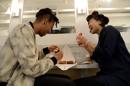 Imagen de una pareja comiendo cronuts en la pastelería Dominique Ansel. EFE/Archivo