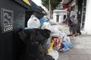 Aspecto de una calle lucense llena de basura. EFE