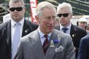 El príncipe Carlos de Inglaterra (centro) asiste a un torneo de equitación durante su visita al Ayuntamiento de Christchurch (Nueva Zelanda). EFE/Archivo