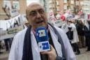 El secretario general del Sindicato Médico de Murcia, Ángel Victoria López, atiende a los medios de comunicación durante la concentración de afiliados del sindicato médico, Unión General de Trabajadores (UGT) y Comisiones Obreras (CCOO), hoy en la puerta del Palacio de San Esteban, sede del gobierno regional, durante la jornada de huelga en el Servicio murciano de Salud para conseguir la recuperación del acuerdo de carrera y promoción profesional suspendido por el Ejecutivo autonómico en 2009. EFE