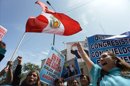 Un grupo de médicos del seguro social de Perú marcha el 7 de agosto de 2013, por las calles del centro de Lima (Perú). EFE