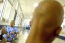 El estudio científico es la culminación de seis años de investigación básica y la revisión durante cuatro meses de los resultados por un equipo internacional de expertos. En la imagen, pacientes de cáncer bajo tratamiento de quimioterapia. EFE/Archivo