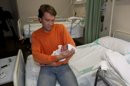 Ignacio Tovar sostiene en brazos a su hija Alcai, una niña nacida en el Hospital Obispo Polanco de Teruel que ha sido el primer bebé en venir al mundo en Aragón a las 2 horas y 53 minutos y con un peso de 3 kilos y 300 gramos. EFE