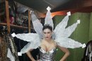 Fotografia cedida por Prensa Noticias de un vestido confeccionado con medio millar de preservativos por el diseñador chileno Ricardo Oyarzún y que se mostrará en un desfile de moda que tendrá lugar en Santiago (Chile). EFE