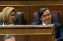 La secretaria general del PP, María Dolores de Cospedal (i), y el portavoz parlamentario del partido, Rafael Hernando (d), durante la primera jornada de la sesión de investidura del candidato socialista, Pedro Sánchez, esta tarde en el Congreso de los Diputados. EFE