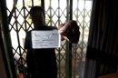 El Haej Samba muestra su tarjeta sanitaria caducada, uno de los miles de inmigrantes en situación irregular en España. EFEEl Haej Samba es uno de los miles de inmigrantes en situación irregular en España. EFE
