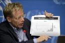 El director general adjunto de la Organización Mundial de la Salud (OMS), Bruce Aylward, muestra un gráfico durante la presentación de un informe de la OMS sobre la hoja de ruta a seguir con la epidemia de Ébola en una rueda de prensa en la sede de la ONU en Ginebra (Suiza). EFE/Archivo