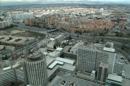 Vista de barrios construídos en la zona norte de la ciudad, con la Ciudad Sanitaria La Paz en primer término, el hospital Ramón y Cajal, y la sierra de Guadarrama al fondo. EFE/Archivo