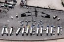 Fotografía aérea facilitada por la Fundación Pasqual Maragall que muestra a varios vehículos dibujando el mensaje "Stop Alzheimer" hoy en el puerto de Barcelona, con motivo de la acción solidaria impulsada por un transportista y apoyada por la Fundación para ayudar en la lucha contra el Alzheimer. EFE