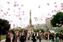 Concentración en la plaza de Colón de Madrid y suelta de globos para conmemorar el Día Mundial contra el cáncer de mama. EFE/Archivo