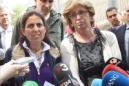 La directora del Instituto Joan Fuster, Dolors Perramón (i), y la consellera de Ensenyament de la Generalitat de Cataluña, Irene Rigau (d), ayer. EFE