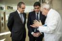 El consejero de Sanidad y Asuntos Sociales del Gobierno de Castilla la Mancha, José Ignacio Echániz (c) junto al vicepresidente del Consejo General de Colegios Oficiales de Farmacéuticos, Jesús Aguilar Santamaría (i) y el doctor Jesús Usón durante su asistencia al foro organizado por la Asociación para la Promoción de la Asistencia Farmacéutica (Aproafa). EFE