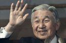 Fotografía de archivo de este 2 de enero de 2012 del emperador de Japón, Akihito, saludado a los ciudadanos durante una audiencia pública de Año Nuevo en el Palacio Imperial de Tokio, Japón. EFE/Archivo