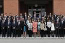 La Reina posa con los asistentes a la presentación de la nueva campaña de la Fundación Reina Sofía "Edición Recuerda" con el objetivo de sensibilizar sobre la necesidad de la investigación en Alzhéimer y otras enfermedades neurodegenerativas, hoy en el Palacio de La Zarzuela. EFE