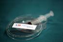 Aspecto del primer gel microbicida en el mundo que podría prevenir la transmisión del virus VIH por vía sexual durante un periodo de entre 18 y 24 horas, con una eficacia del 85% demostrada en experimentos con ratones humanizados, hoy en el Hospital Universitario Gregorio Marañón en Madrid. EFE