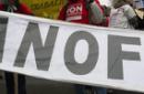 Pancarta con el nombre de la farmacéutica francesa Sanofi. EFE/Archivo