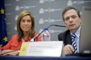 La ministra de Sanidad, Servicios Sociales e Igualdad, Ana Mato, con el director de la Organización Nacional de Trasplantes (ONT), Rafael Matesanz, durante la presentación del balance anual de esta entidad en 2010 en el que España batió su propio récord en trasplantes o donantes, con cifras que alcanzaron máximos históricos -4.212 y 1.667, respectivamente- pero además se han reducido de una forma significativas las negativas de familiares a donar los órganos. EFE