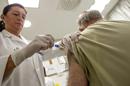 Un hombre es vacunado contra la gripe. EFE/Archivo