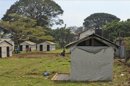 Vista general de un campo de aislamiento para pacientes de ébola en el hospital nacional de remisión de Kampala, en Uganda, hoy. EFE