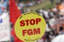 Una mujer levanta una pancarta en la que pide el fin a la mutilación genital femenina (FGM), durante una manifestación. EFE/Archivo